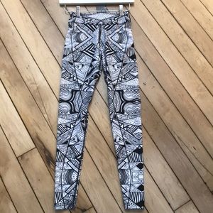 Black and white printed leggings